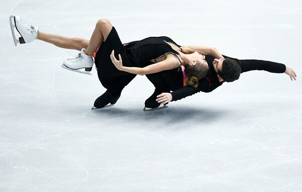 Александра Назарова и Максим Никитин (Украина) выступают в произвольной программе танцев на льду на чемпионате Европы по фигурному катанию в Остраве
