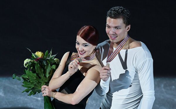 Екатерина Боброва и Дмитрий Соловьев (Россия), завоевавшие бронзовые медали на чемпионате Европы по фигурному катанию в танцах на льду, на церемонии награждения