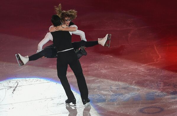 Анна Каппелини и Лука Ланотте (Италия) во время показательных выступлений на чемпионате Европы по фигурному катанию в Остраве