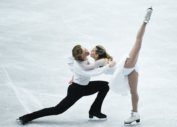Изабелла Тобиас и Илья Ткаченко (Израиль) выступают в произвольной программе танцев на льду на чемпионате Европы по фигурному катанию в Остраве