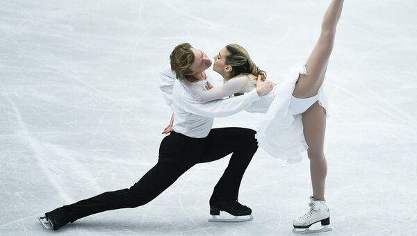 Изабелла Тобиас и Илья Ткаченко (Израиль) выступают в произвольной программе танцев на льду на чемпионате Европы по фигурному катанию в Остраве