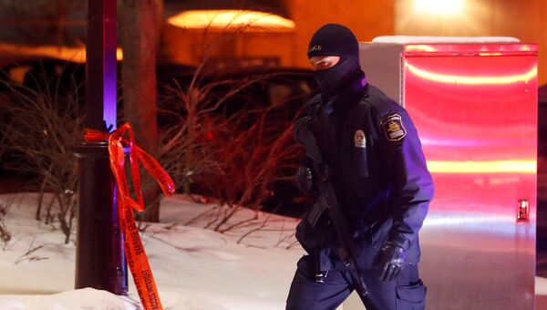 Сотрудник полиции на месте стрельбы в мечети в Квебек-Сити, Канада