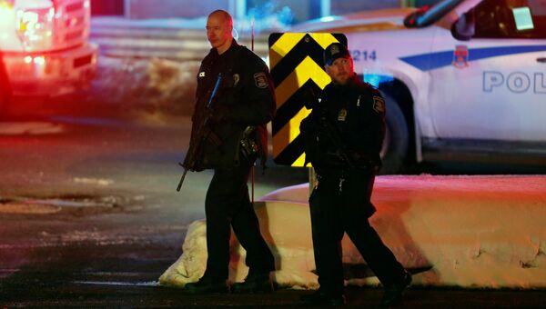Сотрудники полиции на месте стрельбы в мечети в Квебек-Сити, Канада