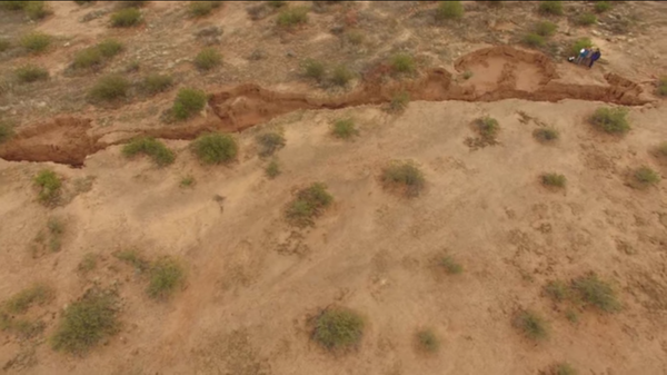 Геологи у начала гигантской трещины в штате Аризона