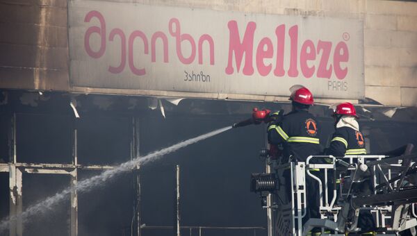 Пожарные тушат здание торгового центра Детский мир в Тбилиси. 30 января 2017