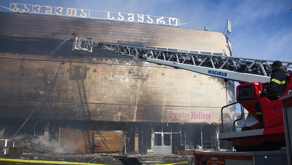 Пожарные тушат здание торгового центра Детский мир в Тбилиси. 30 января 2017