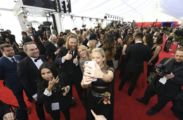 Кейт Хадсон делает селфи на церемонии вручения премии Гильдии киноактеров США в Лос-Анджелесе