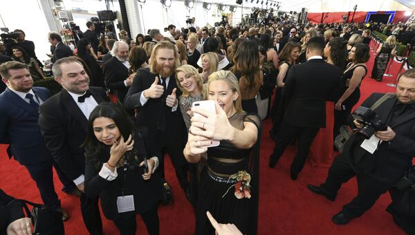 Кейт Хадсон делает селфи на церемонии вручения премии Гильдии киноактеров США в Лос-Анджелесе