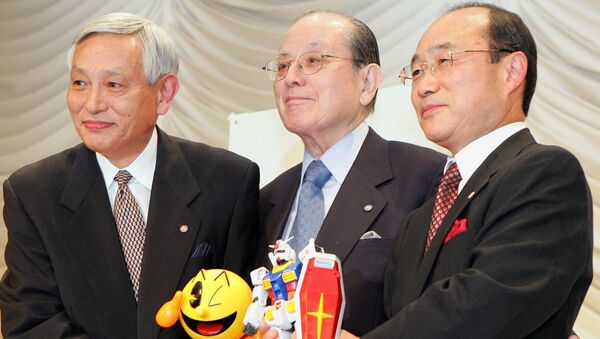 Основатель компании Namco Масая Накамура (в центре). Архивное фото