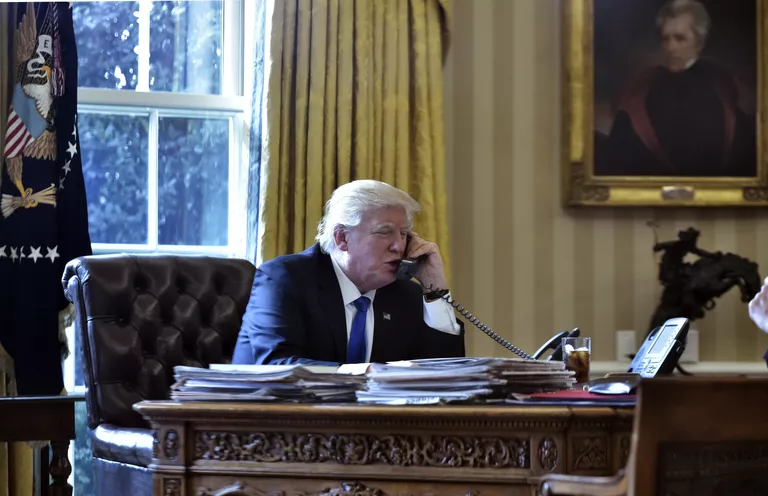 Президент США Дональд Трамп во время телефонного разговора с президентом России Владимиром Путиным, 28 января 2017 Президент США Дональд Трамп во время телефонного разговора с президентом России Владимиром Путиным, 28 января 2017