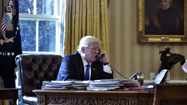 Президент США Дональд Трамп во время телефонного разговора. Архивное фото