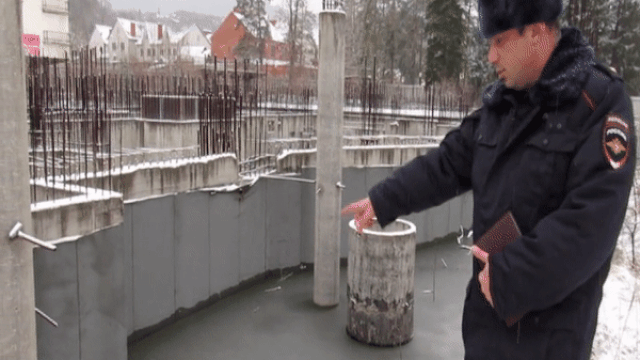 Под Краснодаром полицейский спас ребенка из котлована с водой