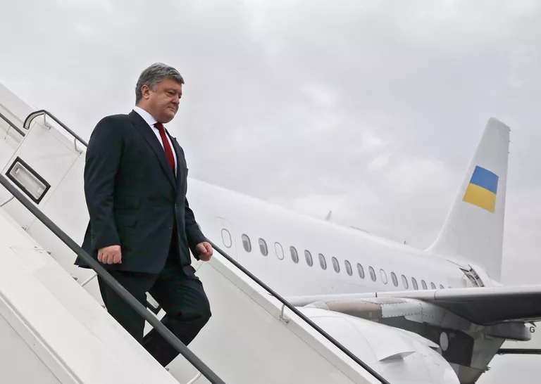 Президент Украины Петр Порошенко во время церемонии встречи в аэропорту Берлина Президент Украины Петр Порошенко во время церемонии встречи в аэропорту Берлина