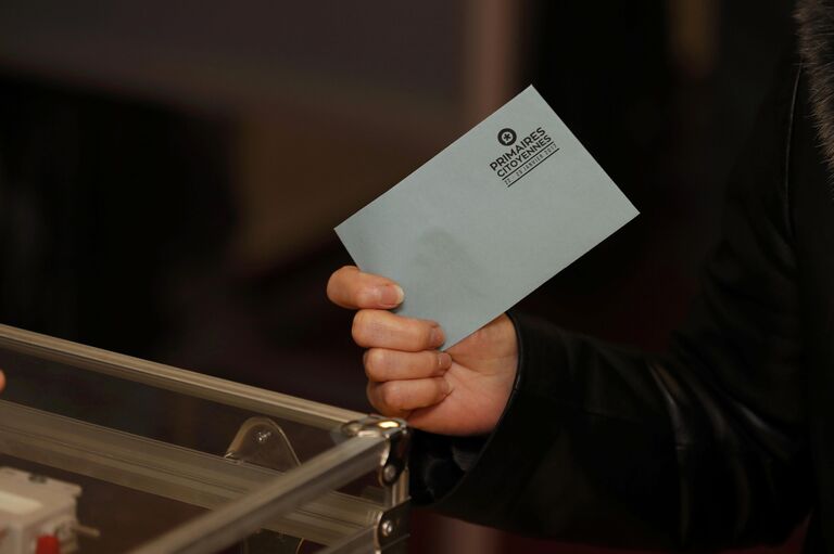 Избиратель оставляет свой голос во время второго тура праймериз социалистов во Франции. 29 января 2017 года 