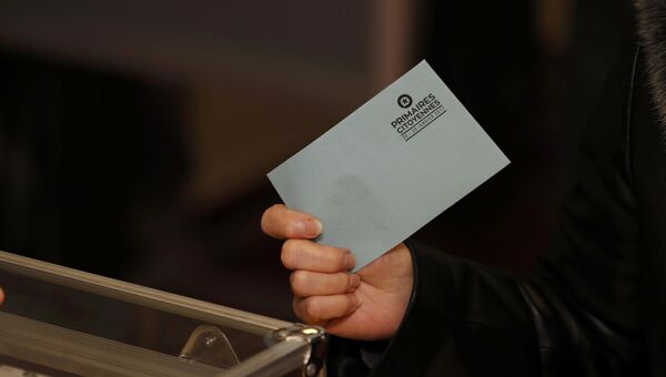 Избиратель оставляет свой голос во время второго тура праймериз социалистов во Франции. 29 января 2017 года