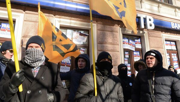 Активисты политической партии Национальный Корпус, созданной организацией Азов, во время пикетирования офиса ВТБ банка в Киеве. 30 января 2017