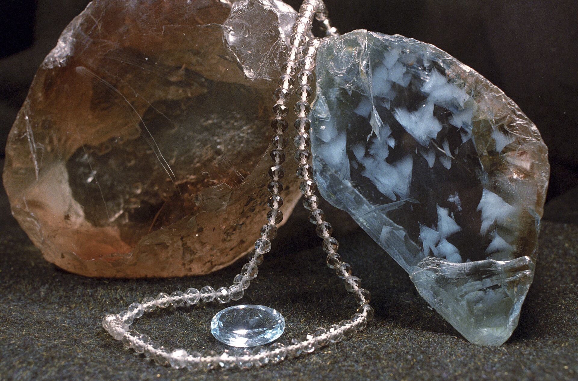 Топаз на Ограночной фабрике Запад-самоцветы - РИА Новости, 1920, 22.12.2025