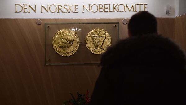Мужчина у входа в Нобелевский институт в  Осло
