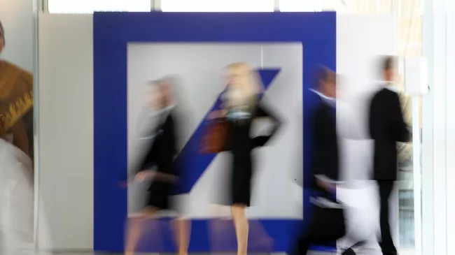 Логотип Deutsche Bank в штаб-квартире компании во Франкфурте-на-Мане, Германия. Архивное фото