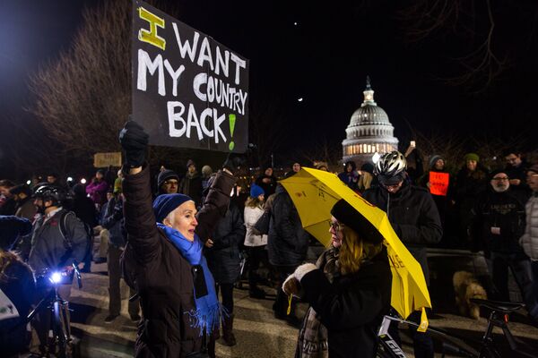 Участники митинга против указа президента США Дональда Трампа об эмигрантах в Вашингтоне Участники митинга против указа президента США Дональда Трампа об эмигрантах в Вашингтоне