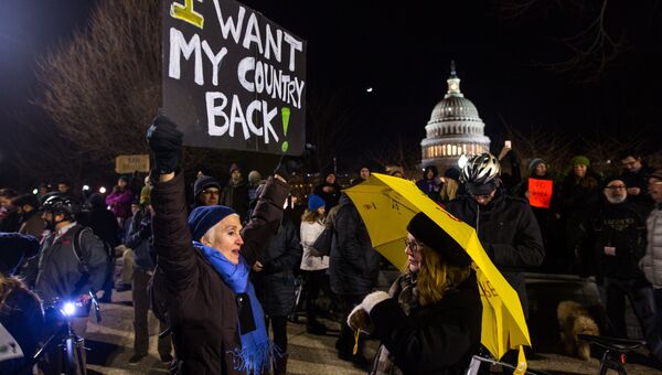 Участники митинга против указа президента США Дональда Трампа об эмигрантах в Вашингтоне