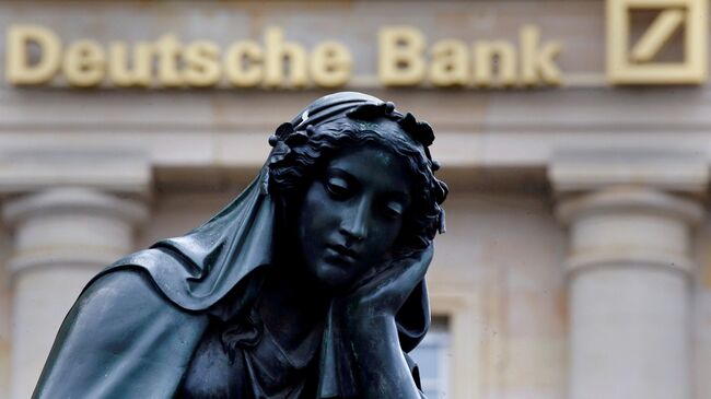 Статуя рядом с офисом компании Deutsche Bank во Франкфурте-на-Майне, Германия. Архивное фото