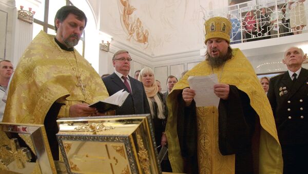 Благочинный Севастопольского округа протоиерей Сергий Халюта (второй справа) в храме святого Архистратига Михаила в Севастополе. 2014 год