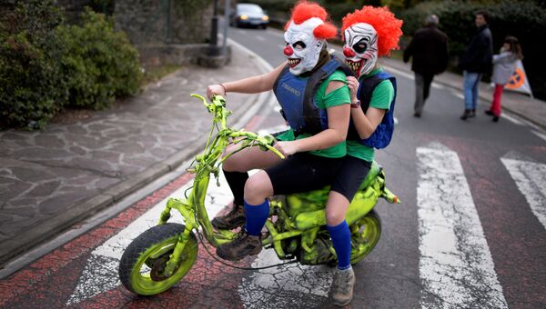 Участники карнавала на мотоцикле в Итурен, Испания.