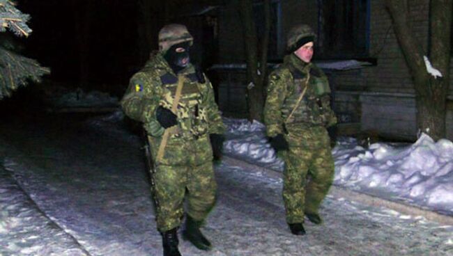 Сотрудники правоохранительных органов и военные в Авдеевке, Украина. Архивное фото