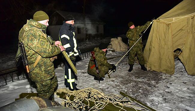 Сотрудники правоохранительных органов и военные в Авдеевке, Украина