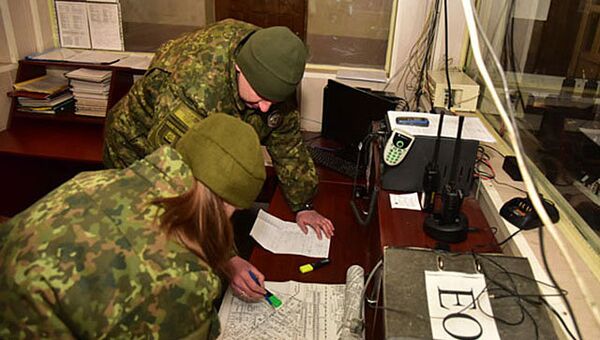 Сотрудники правоохранительных органов и военные в Авдеевке, Украина