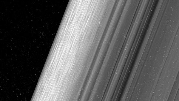 Фотографии кольца В Сатурна с минимального расстояния, полученные Кассини