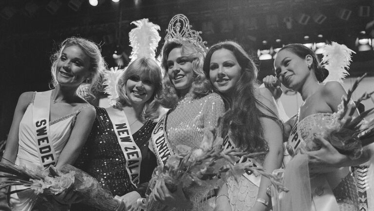Мисс Вселенная 1980 Шон Уизерли (США) со своими соперницами из Швеции, Новой Зеландии, Шотландии, Филиппин