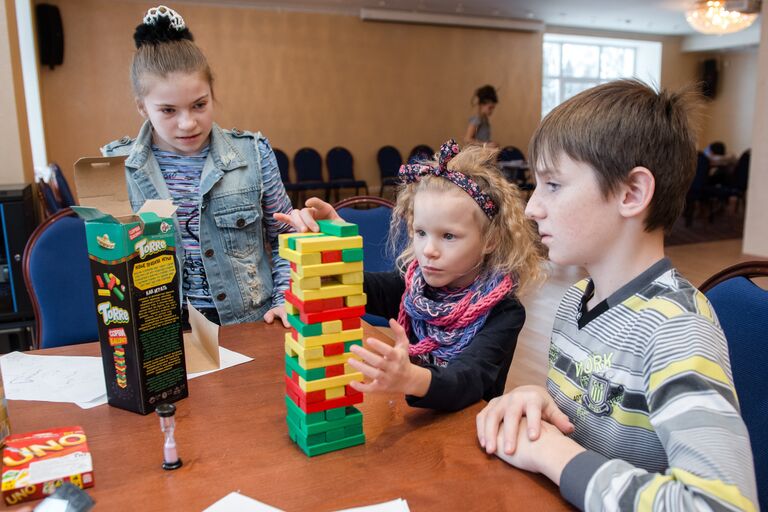 В перерывах между учебой и занятиями вокалом дети отдыхают и играют в настольные игры В перерывах между учебой и занятиями вокалом дети отдыхают и играют в настольные игры
