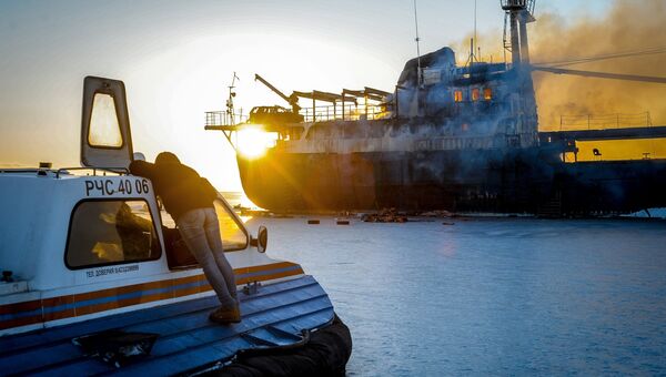 Судно Yeruslan горит у берегов Владивостока в акватории Амурского залива