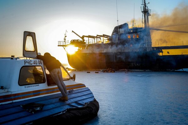 Брошенное судно Yeruslan, ранее арестованное за невыплату зарплат работавшим на нем морякам, горит у берегов Владивостока в акватории Амурского залива