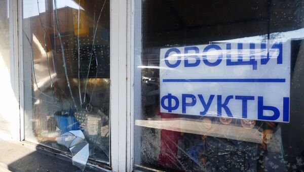 Разбитые витрины на привокзальном рынке в Куйбышевском районе Донецка, пострадавшие в результате обстрела украинскими силовиками