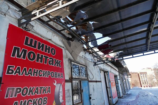 Станция технического обслуживания, пострадавшая от обстрела, в Донецке