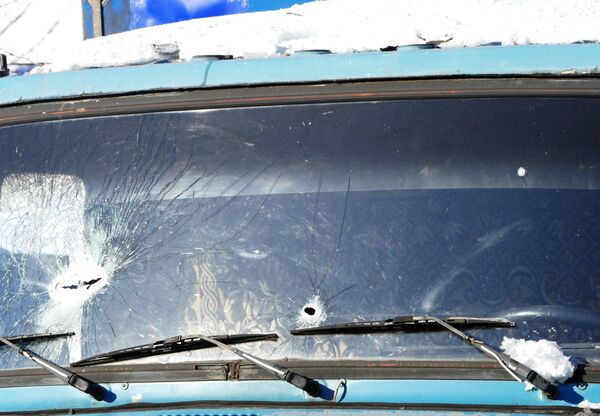 Поврежденное лобовое стекло грузового автомобиля в Куйбышевском районе Донецка, пострадавшее в результате обстрела украинскими силовиками