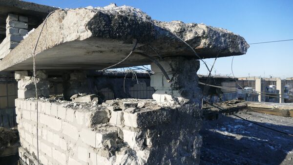 Поврежденная крыша 9-ти этажного жилого здания по улице Куйбышева в Донецке, пострадавшая в результате обстрела украинскими силовиками. Архивное фото