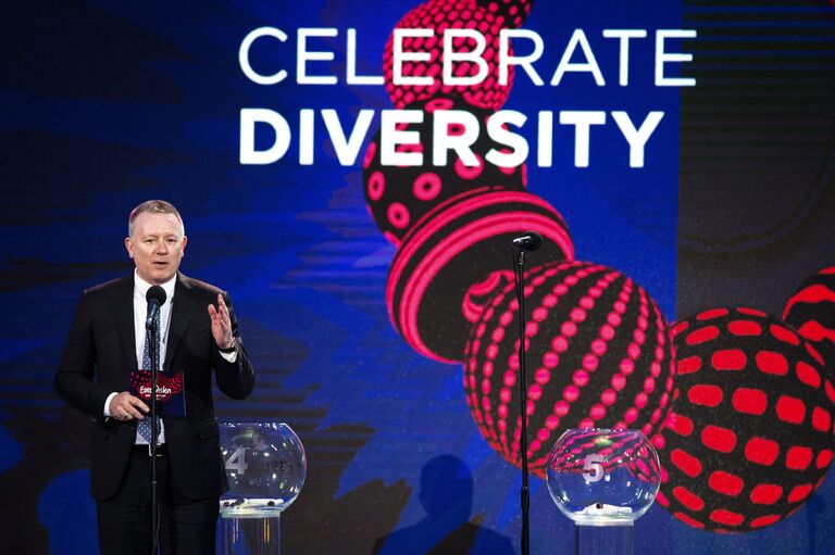 Исполнительный директор песенного конкурса Евровидение Йон Ола Санд на церемонии жеребьевки международного конкурса Евровидение-2017 в Киеве Исполнительный директор песенного конкурса Евровидение Йон Ола Санд на церемонии жеребьевки международного конкурса Евровидение-2017 в Киеве