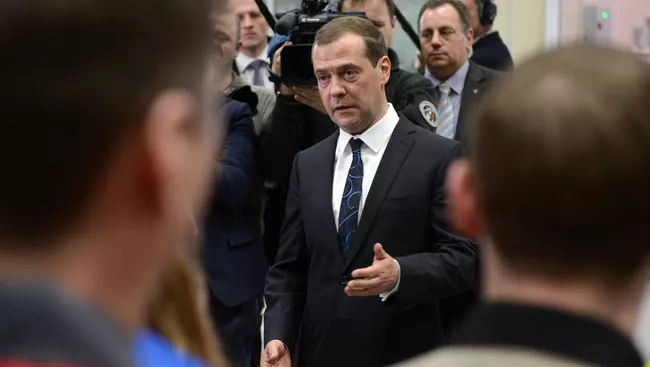 Председатель правительства РФ Дмитрий Медведев беседует с работниками предприятия АО Кировское машиностроительное предприятие. 31 января 2017