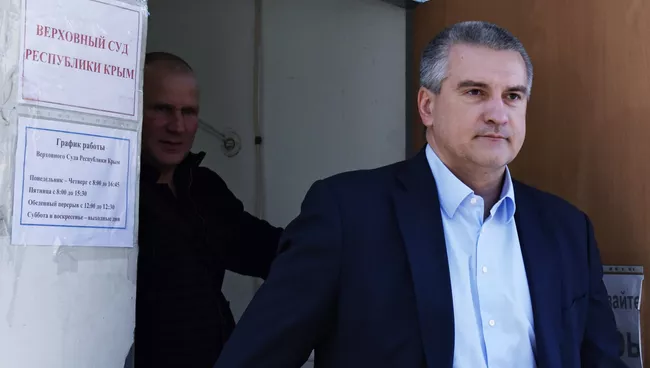 Глава Республики Крым Сергей Аксенов на выходе из Верховного суда Крыма, где дал показания по делу о беспорядках у Госсовета в 2014 году