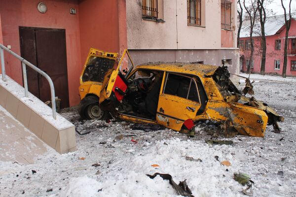 Дом, пострадавший в результате обстрела украинскими силовиками, в Донецке. 1 февраля 2017