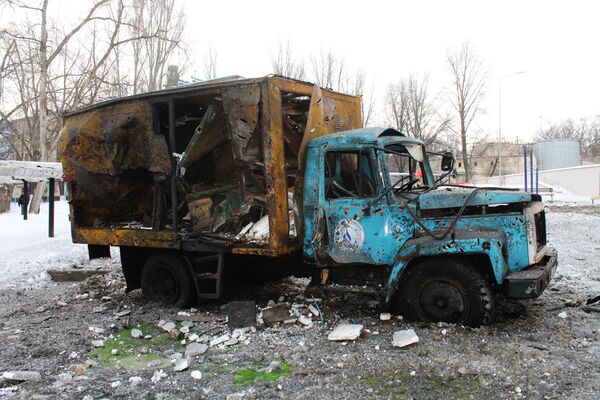 Автомобиль, пострадавший в результате обстрела украинскими силовиками, в Донецке. 1 февраля 2017