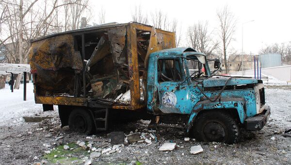 Автомобиль, пострадавший в результате обстрела украинскими силовиками, в Донецке. 1 февраля 2017
