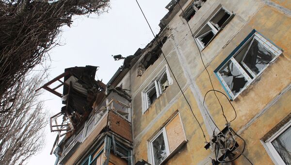 Дом, пострадавший в результате обстрела украинскими силовиками, в Донецке