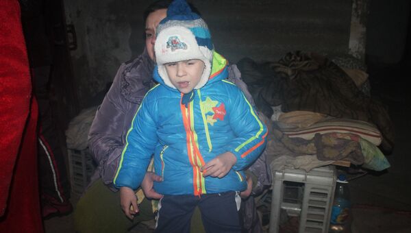 Местные жители в подвале жилого дома, пострадавшего в результате обстрела украинскими силовиками, в Донецке