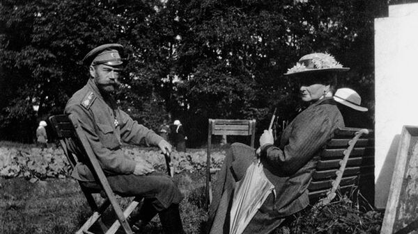 Николай II с супругой в Александровском парке. Царское Село, 1917 год 