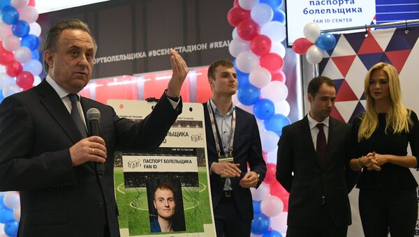 Заместитель председателя правительства РФ Виталий Мутко во время церемонии выдачи первых паспортов болельщиков Кубка конфедераций FIFA 2017